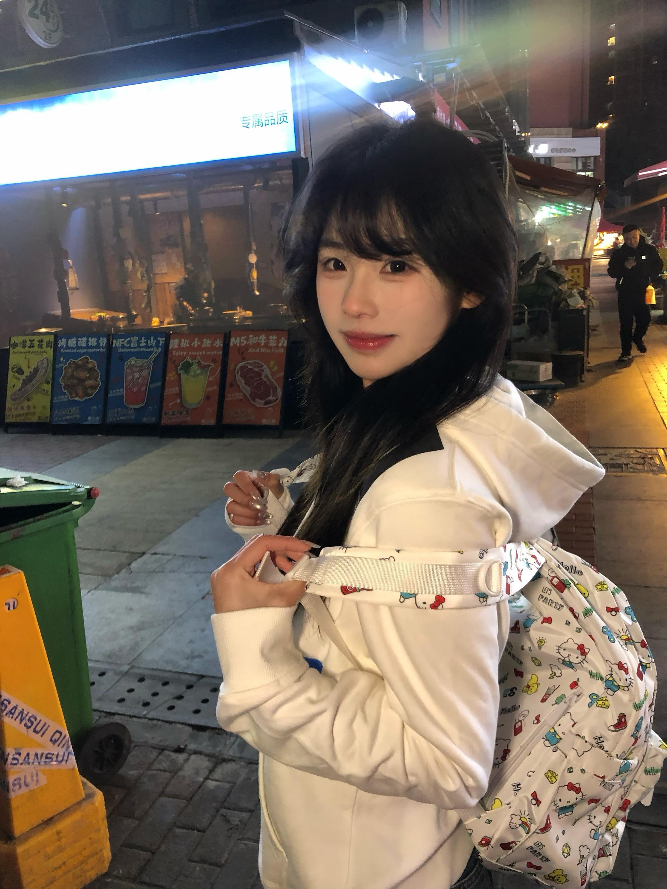 我们花了多少个日夜爱上彼此 我不想在平静的一天被迫的接受离别