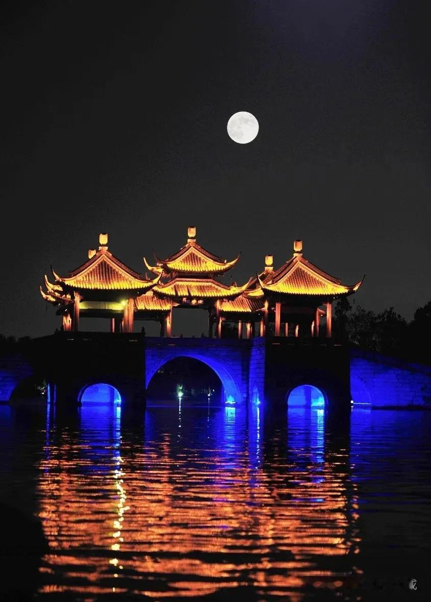 猜影视二名人，有请：
问天暴雨哪日止？
大圣凡间江东王。
（剧中人或扮演者）