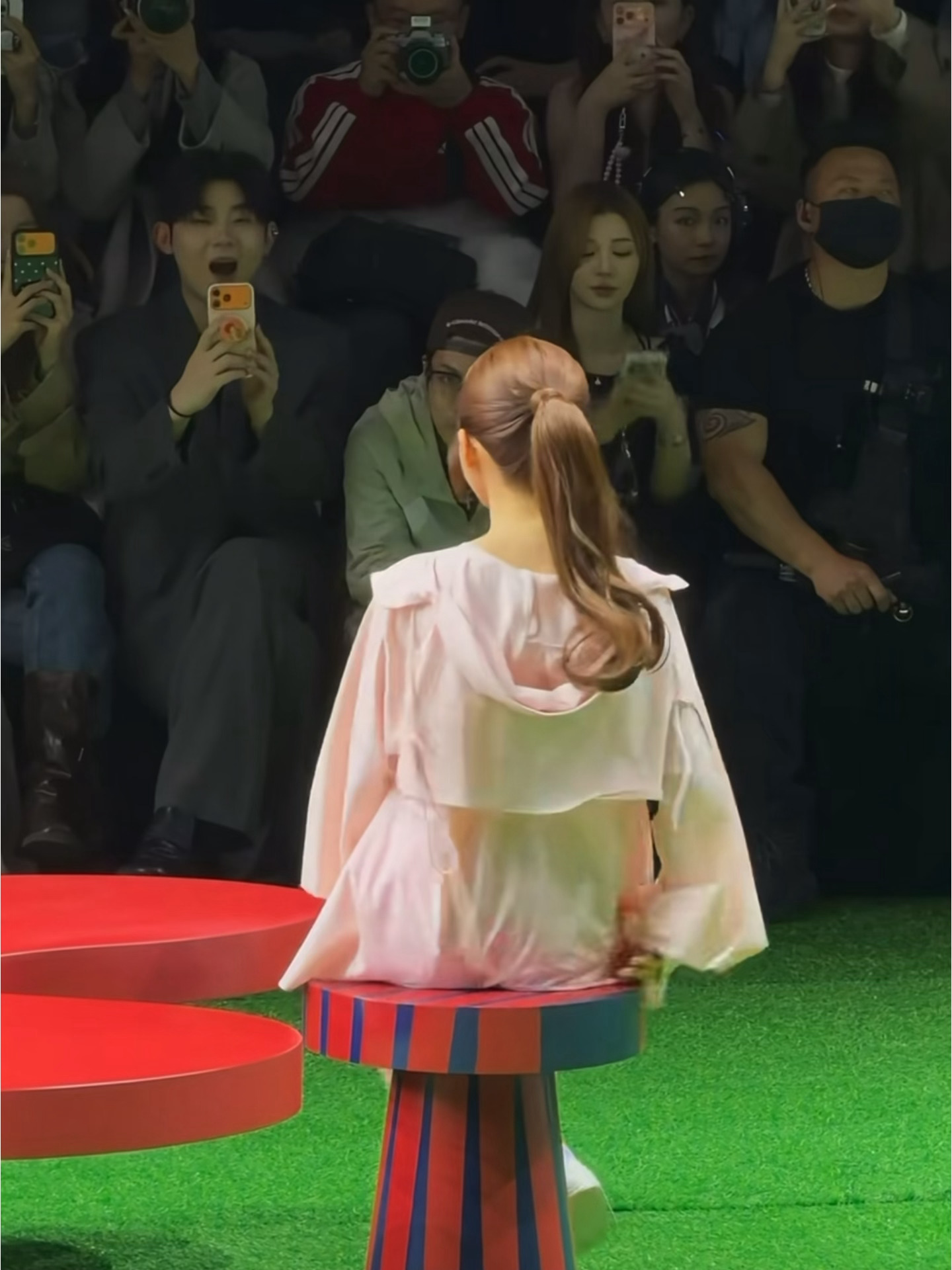 妈呀，我不允许还有人没看过露思这组live，后脑勺完美、高马尾完美、体态完美