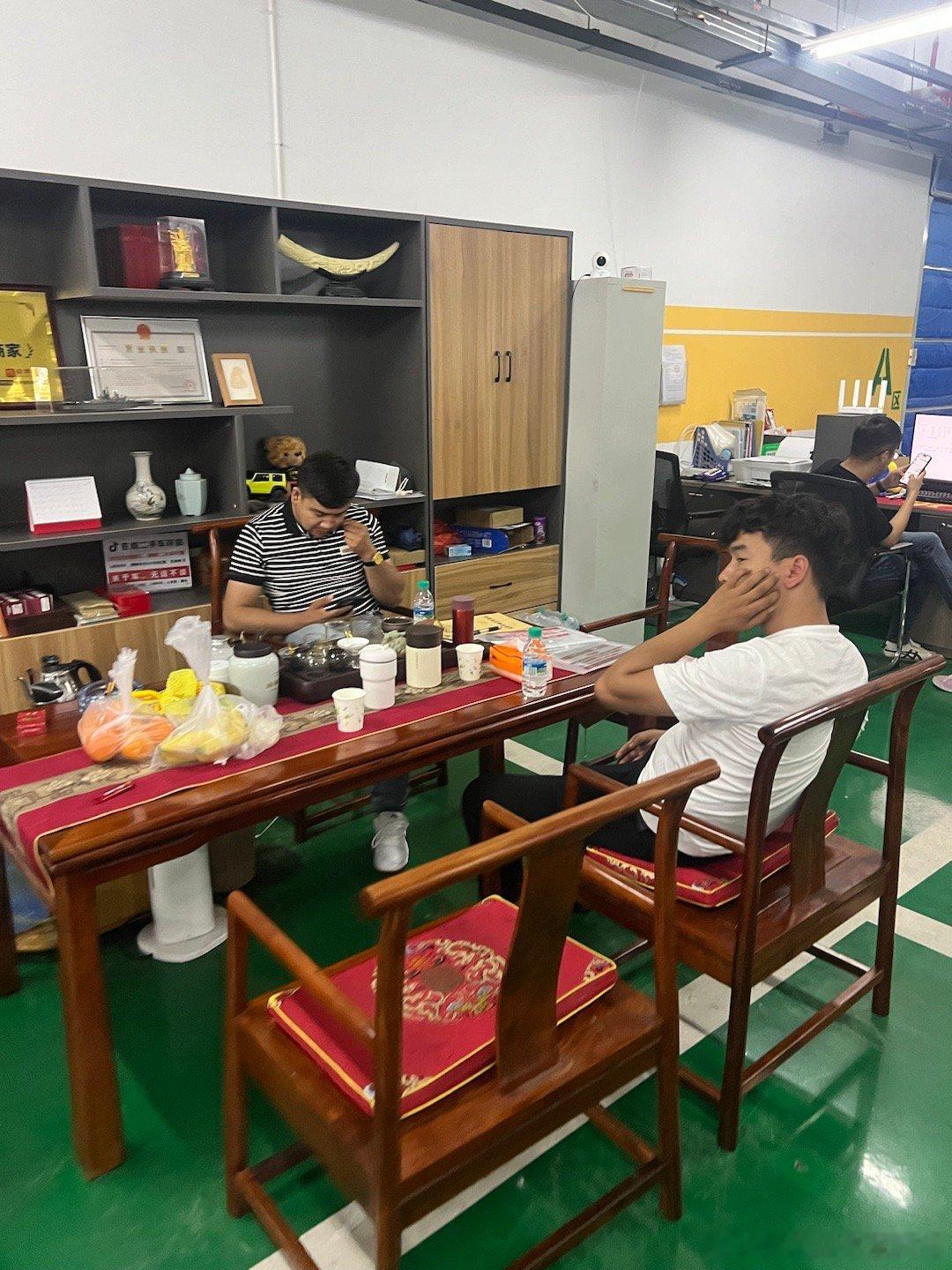 新疆大哥反客为主，直接坐上了主人位[666][666][666] ​​​