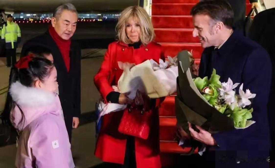 面对孩子送出来的鲜花，小马哥笑得很开心，看得出来，他的心情是非常喜悦的，小马哥的