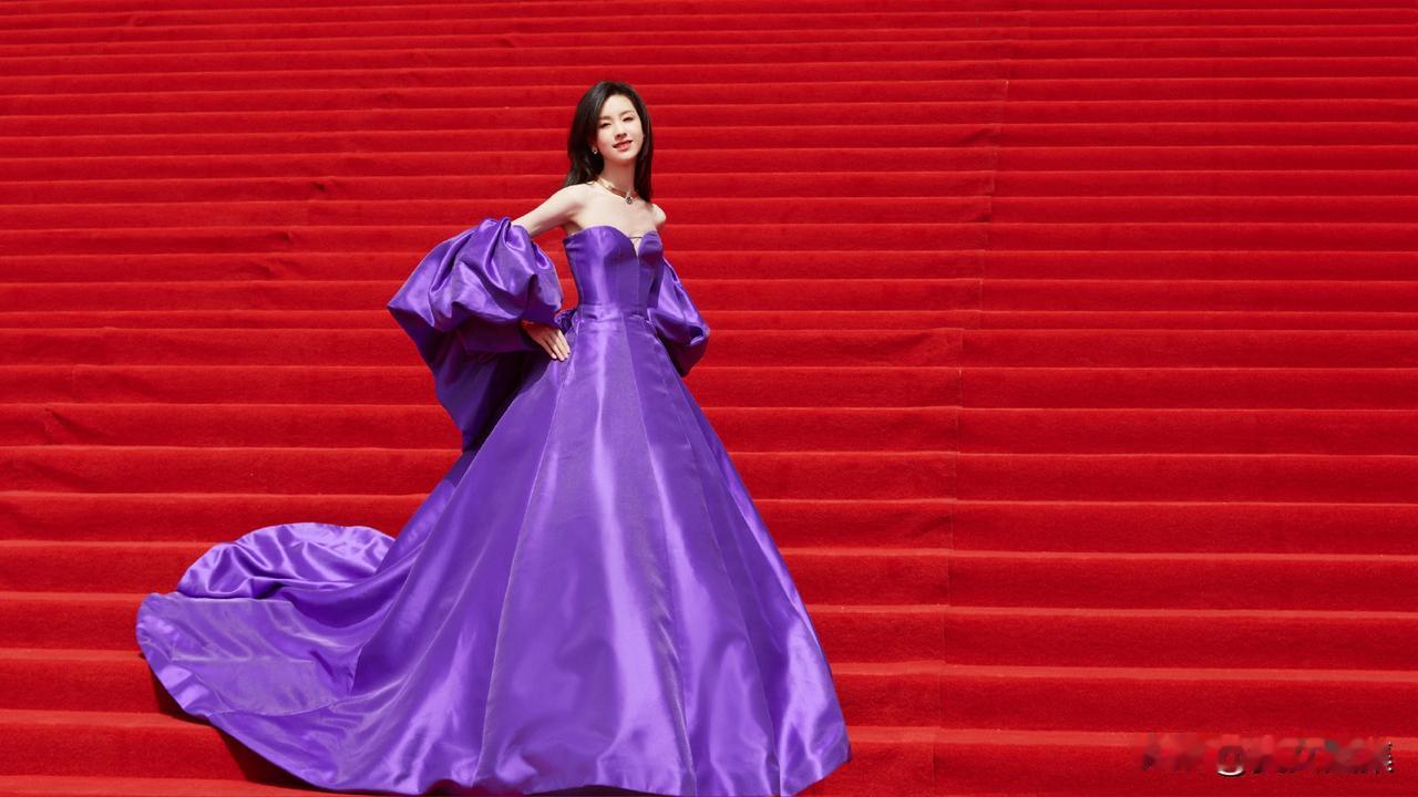 陈都灵杀疯了！一袭紫裙封神，红楼梯上的公主既视感！
 
谁懂啊！陈都灵这组红毯造