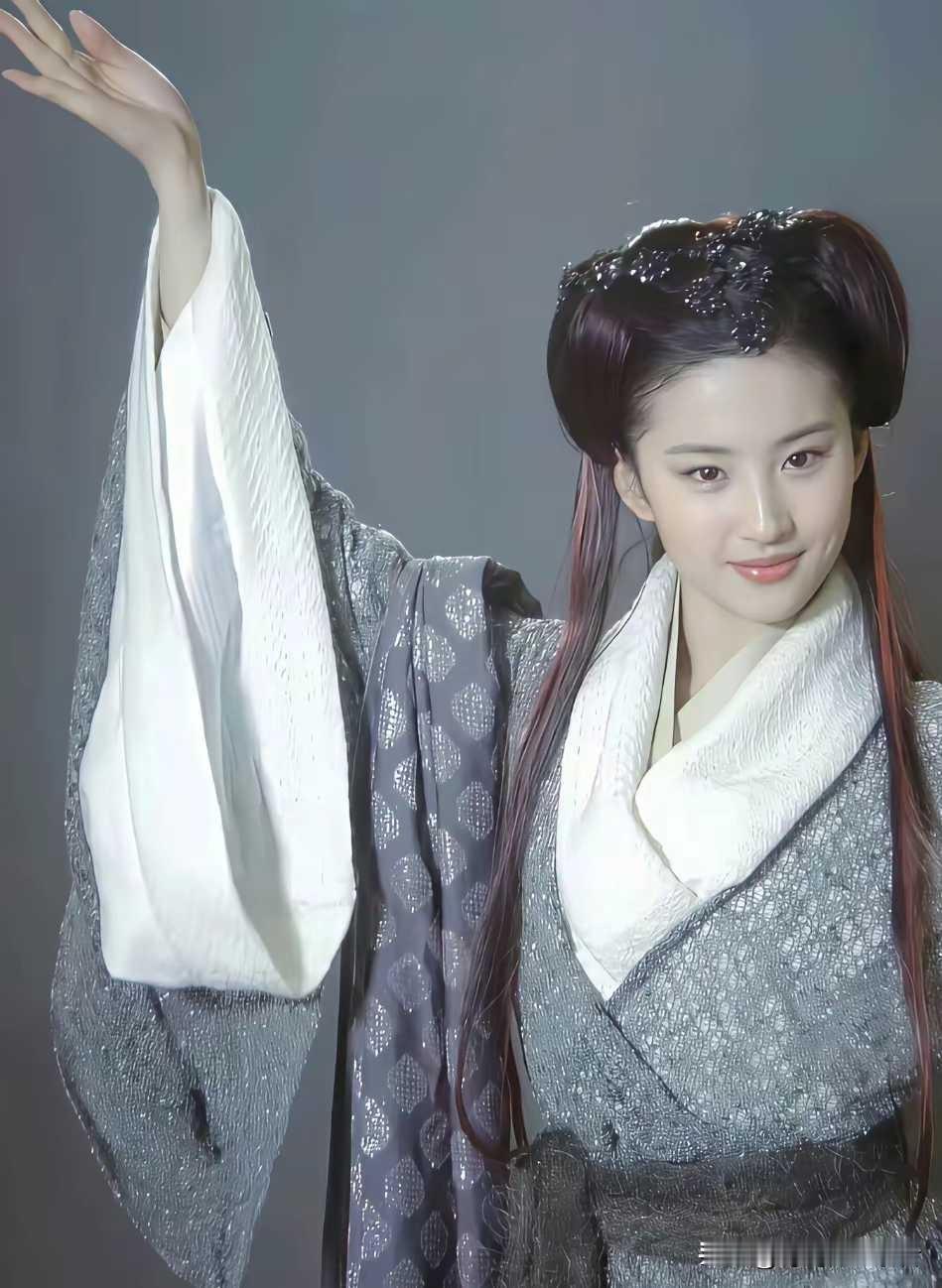 刘亦菲麻袋片都好看，这戏服确实很老气，朴素的颜色也太普通。
谁还记得这是刘亦菲哪