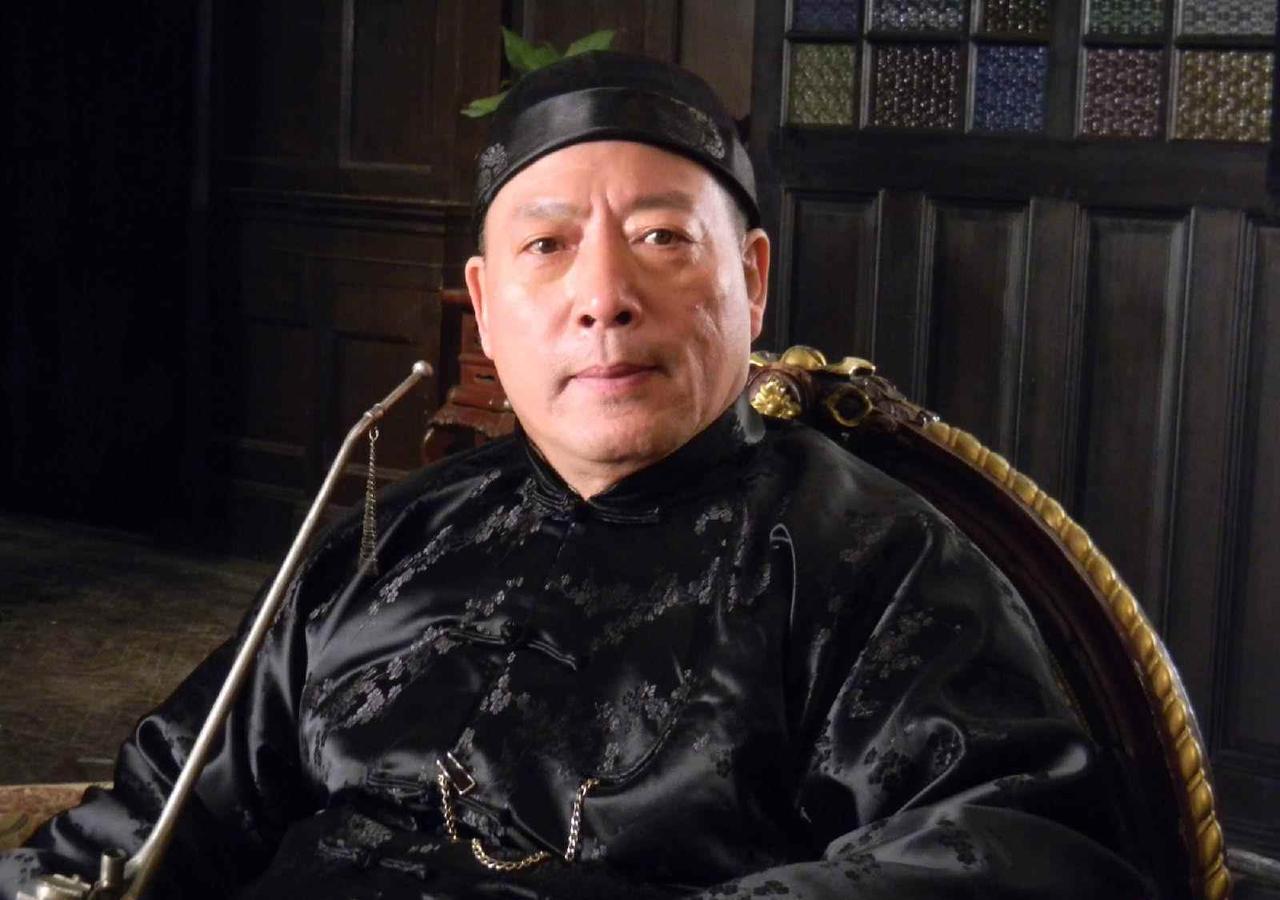 他是上海滩黑帮大佬，多次躲过军统暗杀，最后却死在自己小弟手中
上海三大亨之一的张