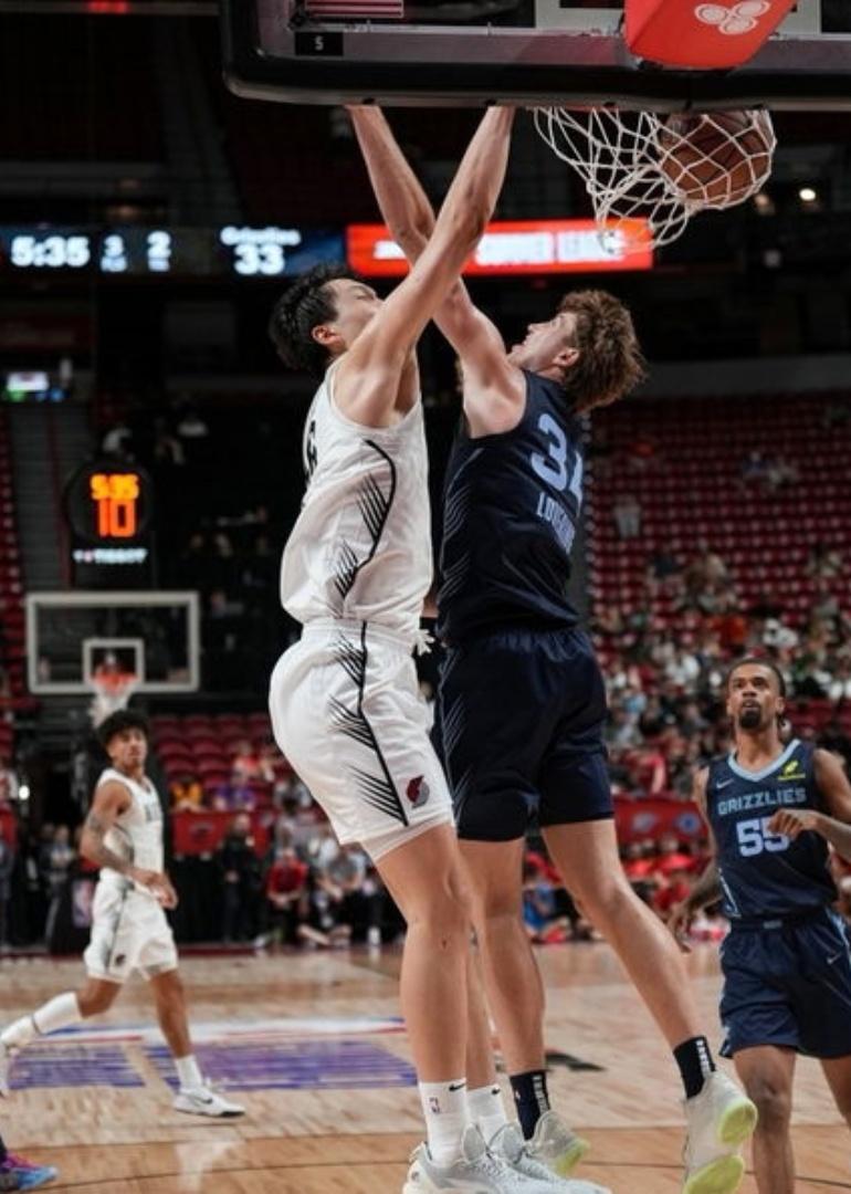 杨瀚森5佳球，G联赛轰21+9
第5球，内线觉醒
他先是用一记流畅的内线抛射命中