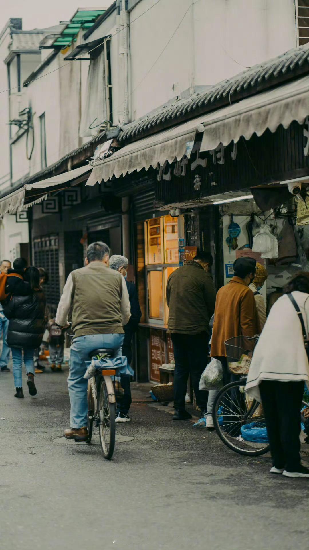赫尔曼•黑塞在《悉达多》中说：我们这一生，要自己上路，路过踌躇满志，路过困顿怀疑