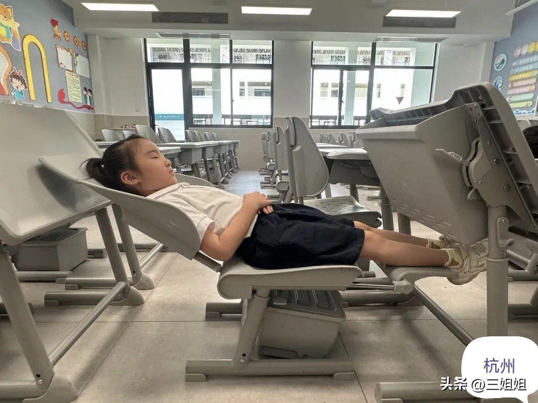 中小学生午休课桌椅“国标”出台，将从2026年2月1日正式实施，咱家的娃是不是午