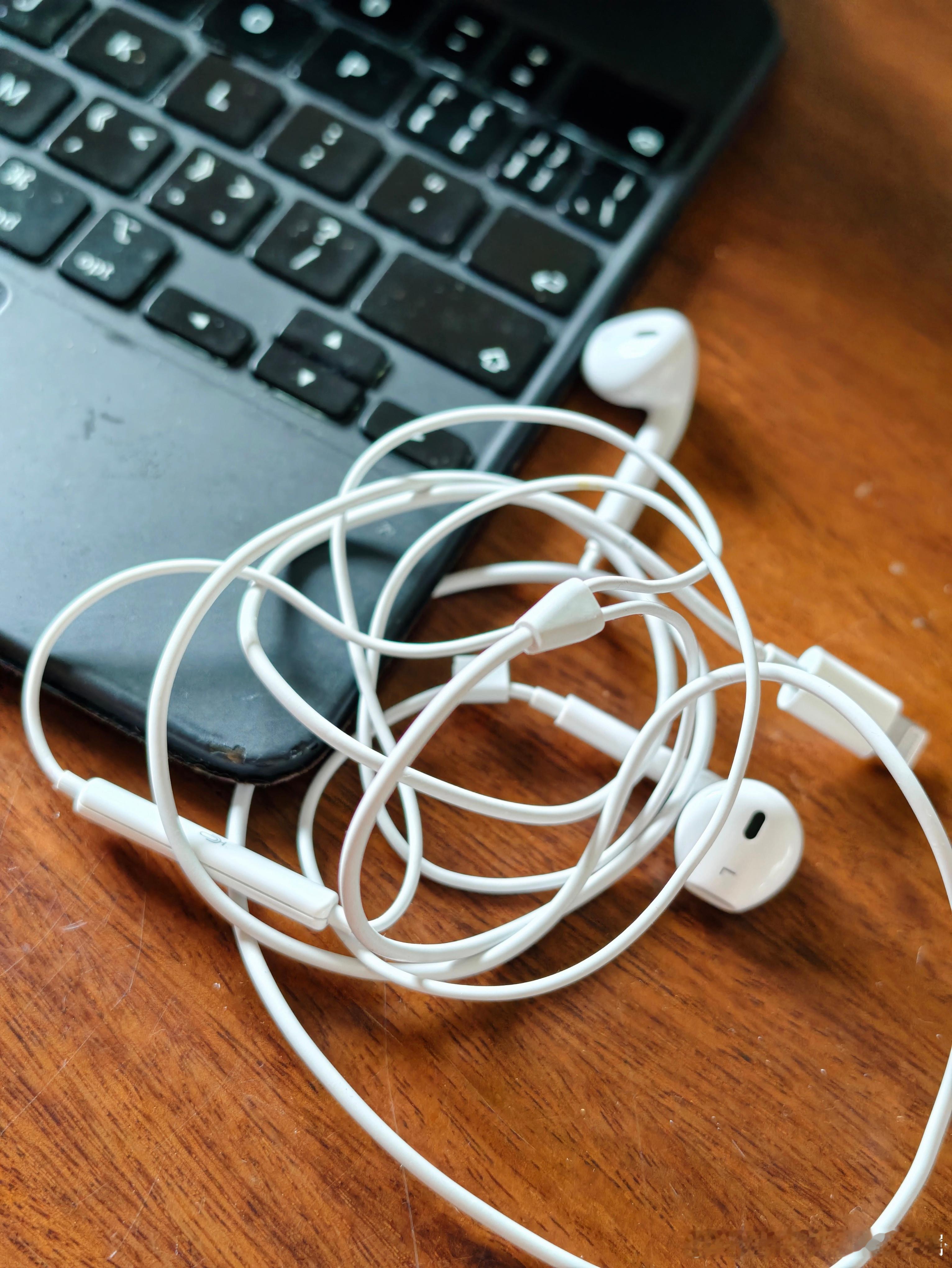 听说最近有线耳机回归了？放在抽屉里的有线耳机可以重出江湖了，音质确实不错。生活手