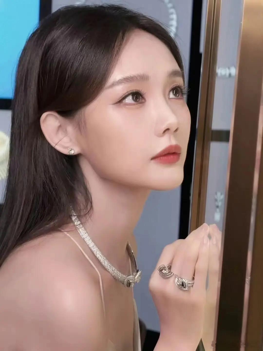 李一桐这个年龄段怎么还可以变样啊，现在的网红感真是越来越强了 ​​​