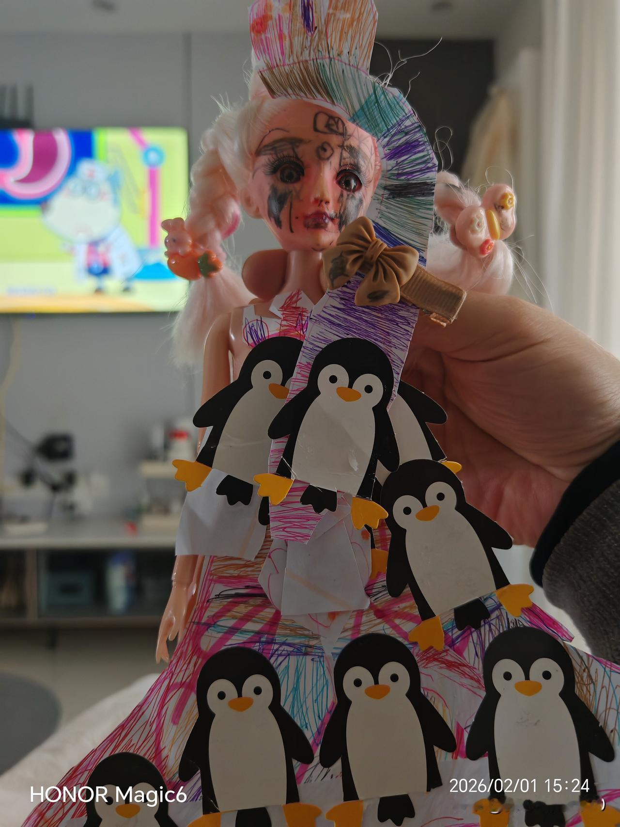 小朋友的手工作品太漂亮了。手工的温度，在指尖流淌。那串小企鹅挂饰，是孩子用彩纸与