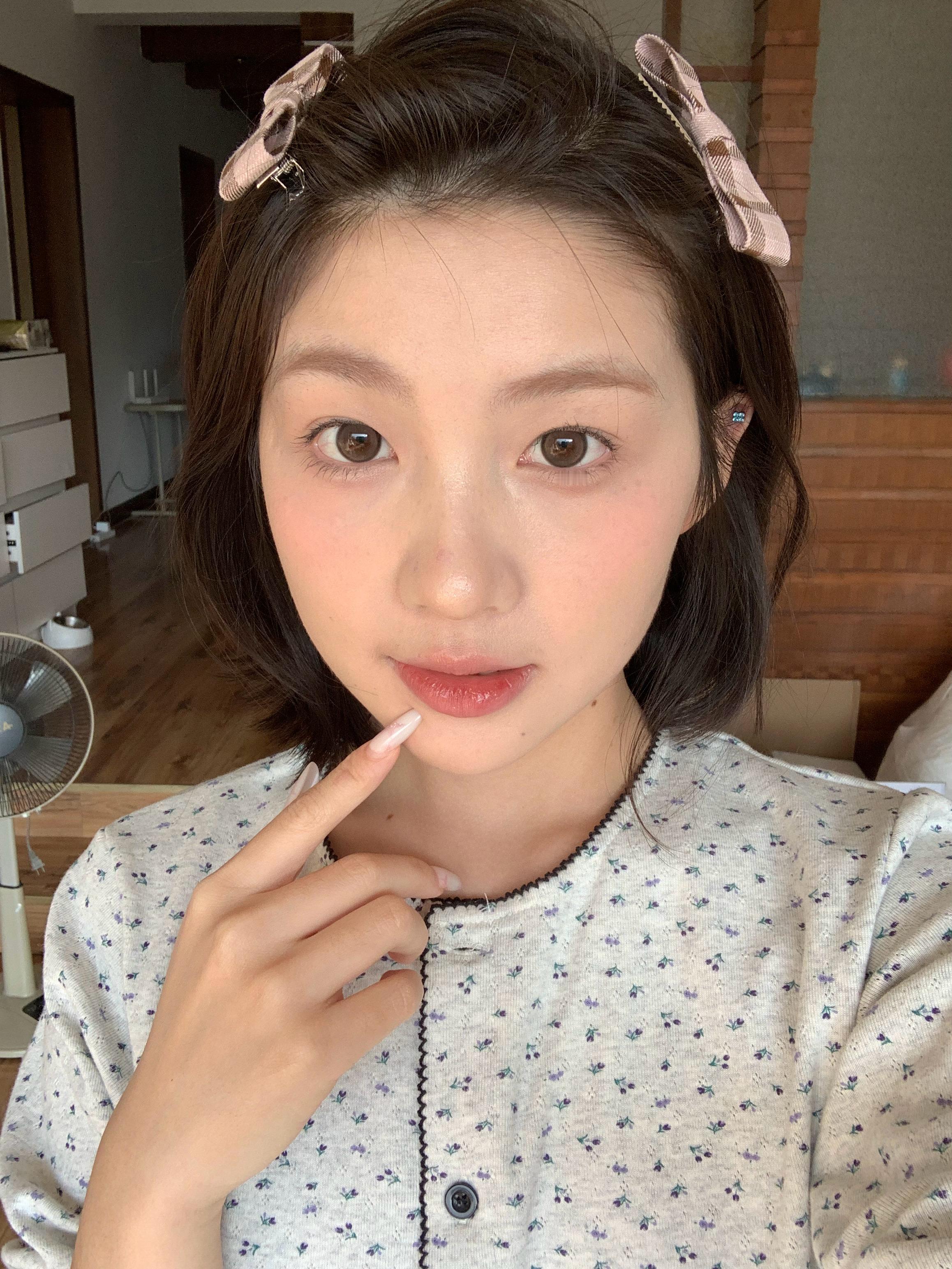 这个蝴蝶结很萌 没有金属配饰的很好看 猜猜我在那里种草的