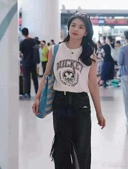 刘涛机场穿私服太绝啦 无袖T恤搭牛仔裙 再配上小白鞋 时髦又显年轻 ​​​
