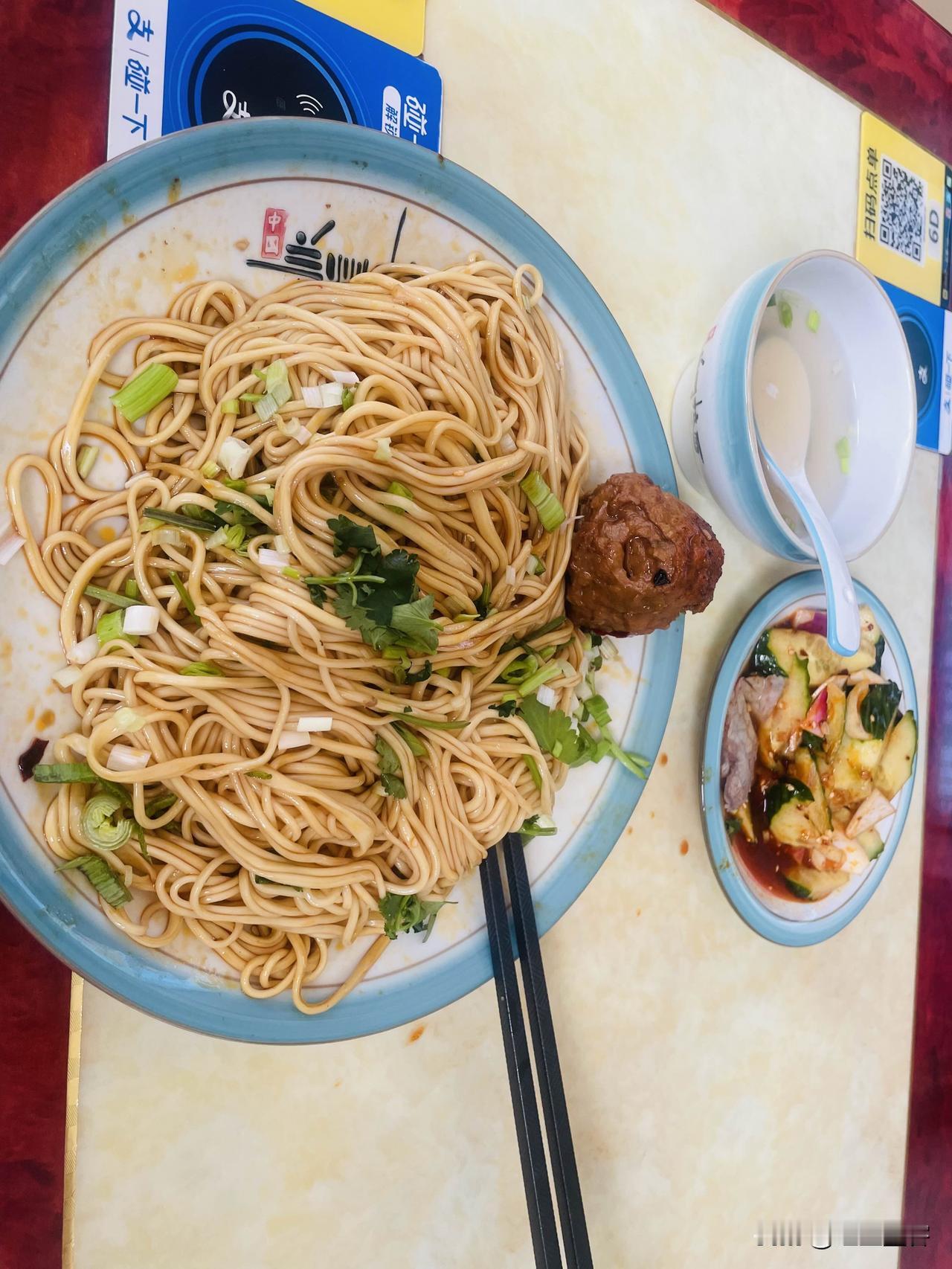 打工人不规则的作息时间，路边摊的美食也可以果腹，城市的风景不一定是高楼大厦，也不