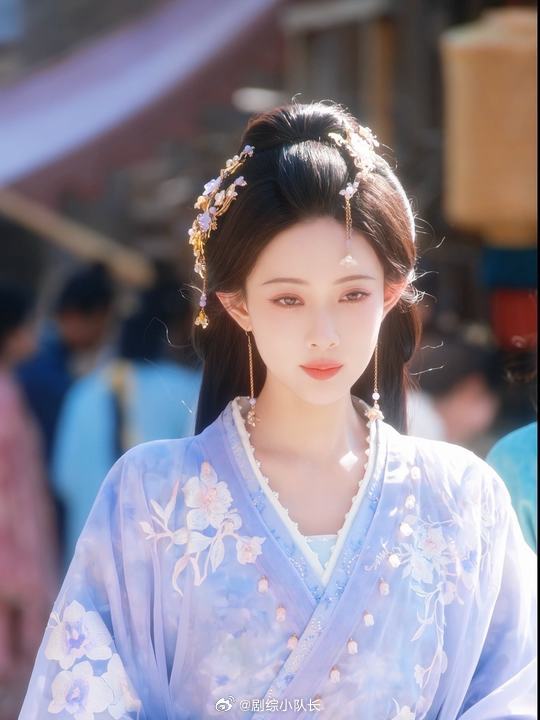 孟子义在《百花杀》的古装造型层次感十足，完整贴合女主双重人生设定。清雅素衣款面料
