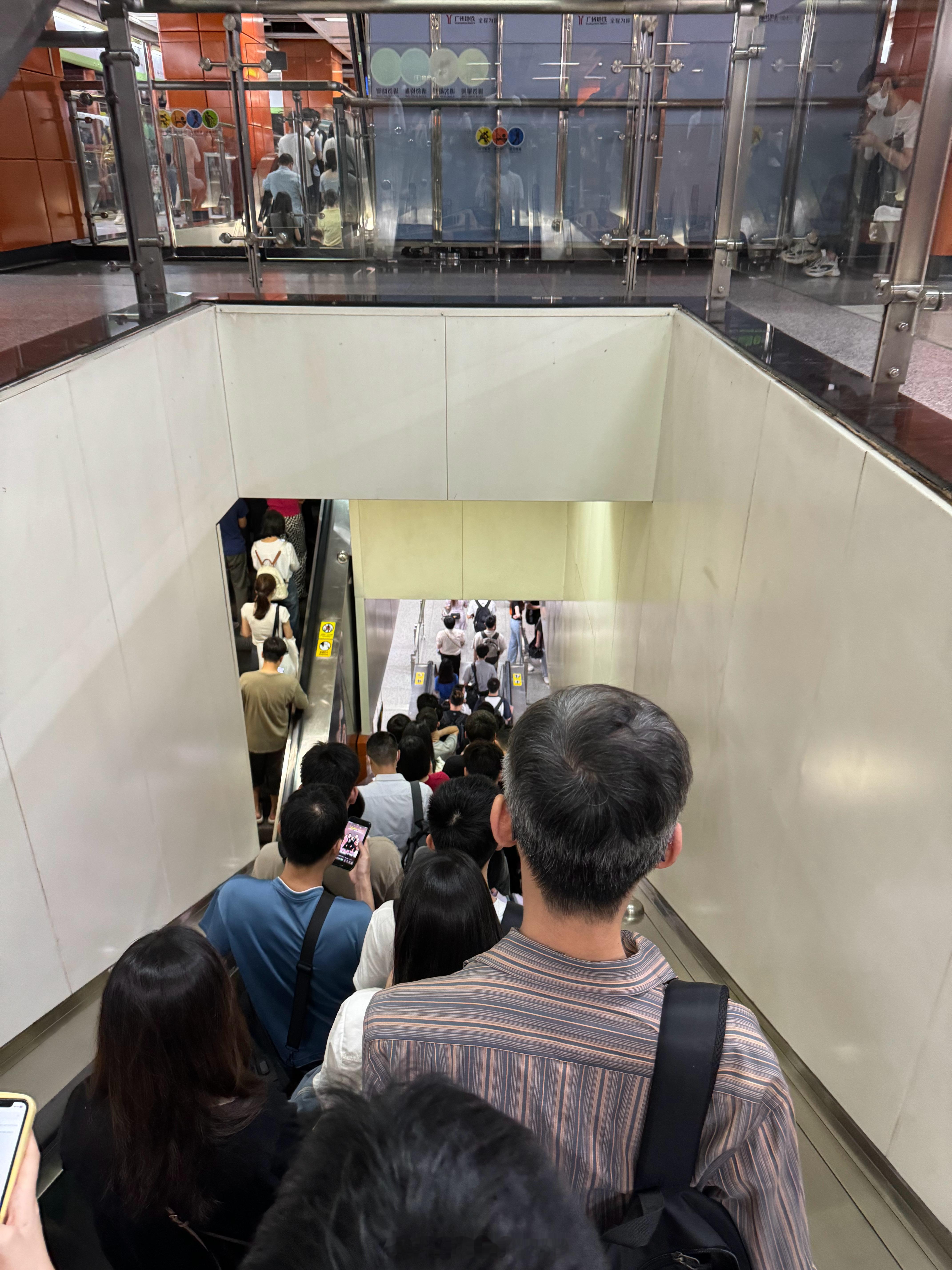 #调休# 上地铁的时候，有两个退休阿姨在讨论：「点解今日星期日，地铁咁鬼多人？」