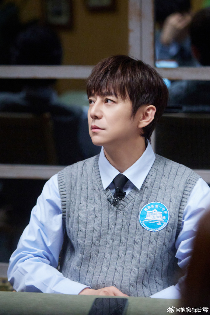 何老师老实人被逼急了就这样谁把何老师整急眼了大侦探 合照猜凶全员跑偏，何老师百口