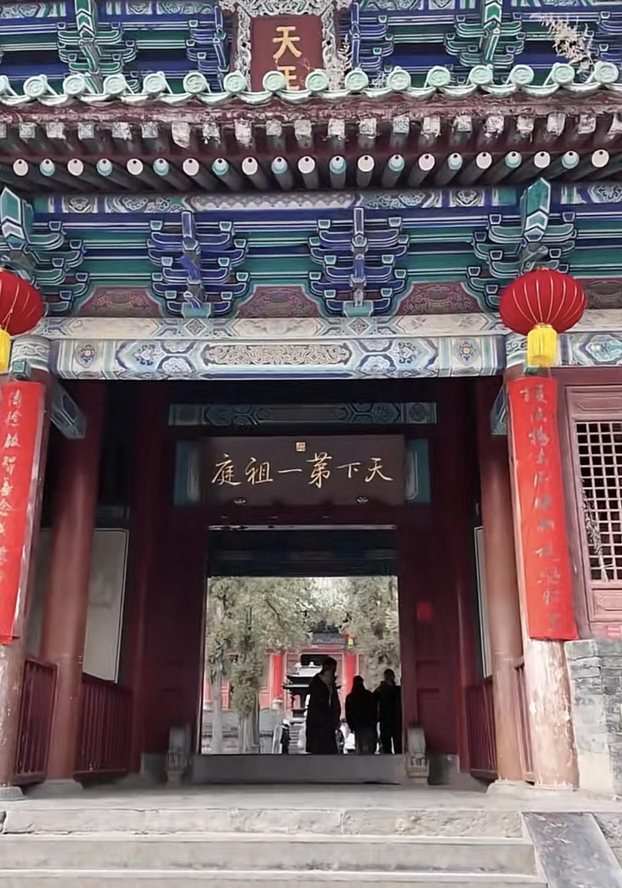 去河南逛少林寺要花多少钱？
门票80，
寺院里的斋饭，两菜一汤，一人消费50，