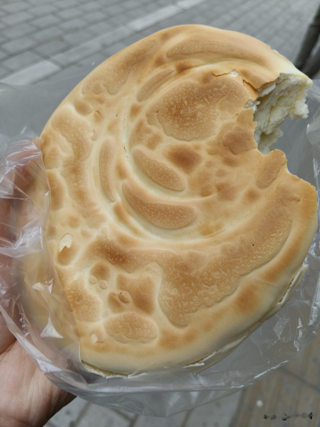 兰州的牛肉面在全国是非常有名的，其实兰州的大饼也很好吃。
今天就给大家看一下具有