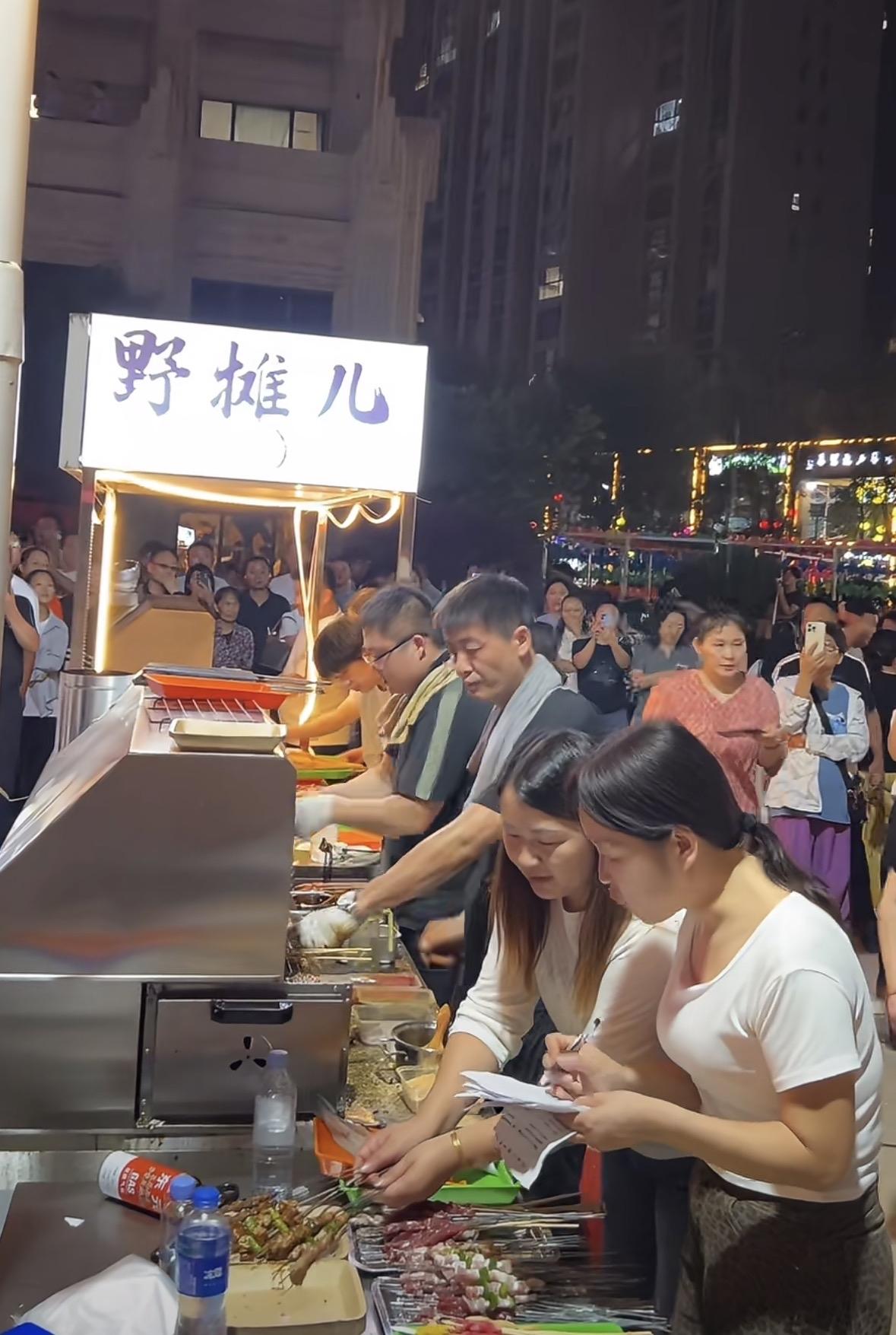 烧烤陈杰换场地第一晚被拍客包围，与网友合影不断。

今晚是陈杰第一次在新场地进行