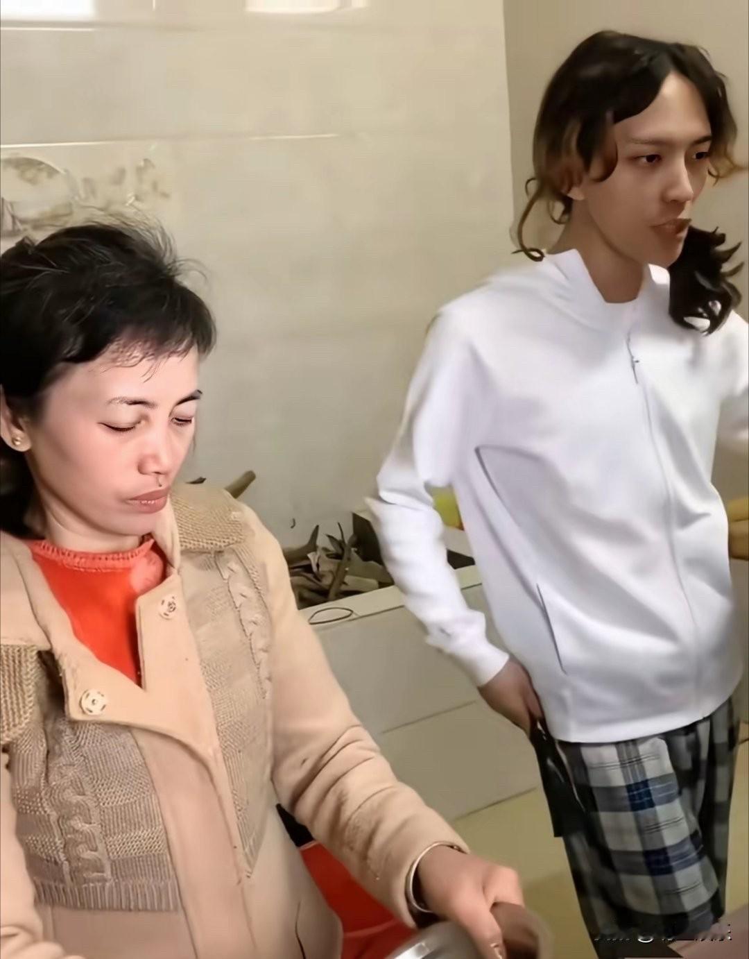 钱养人这句话，真的是亘古不变的道理。
还没做网红的时候，一枝梅和妈妈身形单薄消瘦