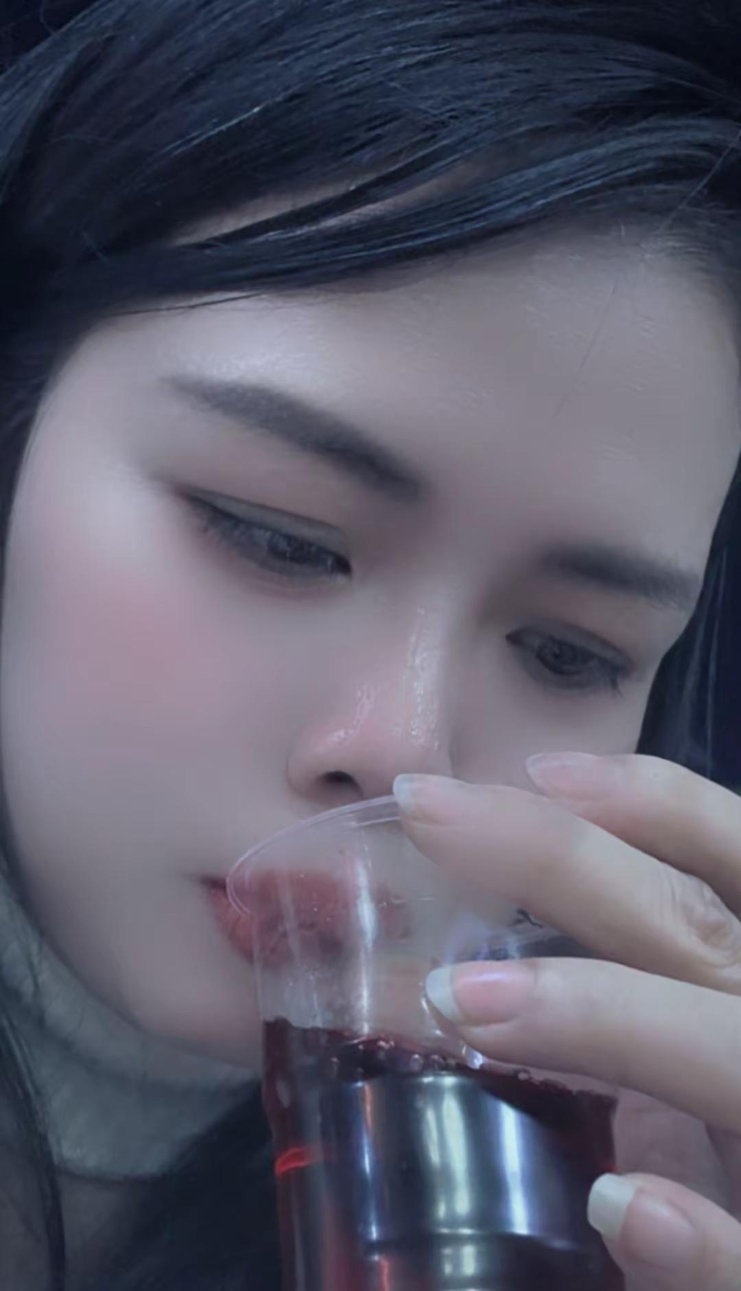 记得以前我讨厌喝酒也讨厌喝酒的人直到我也变成了这样的人。才发现好可笑