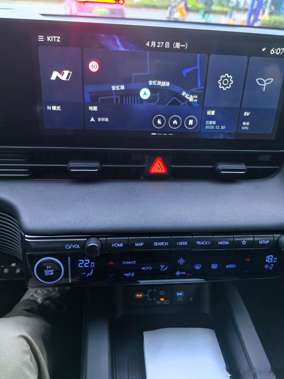 看看这现代N怎么个事儿座椅包裹感真是好极了有点像R8的座椅 