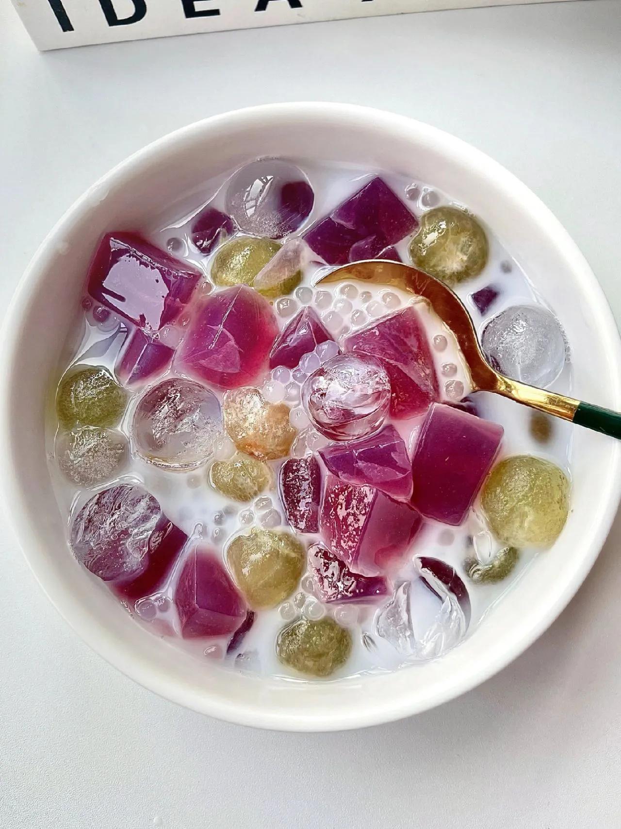 外面几十一杯的多肉葡萄冻撞奶，原来是这样做的~学会再也不用出去外面买了!
食材：