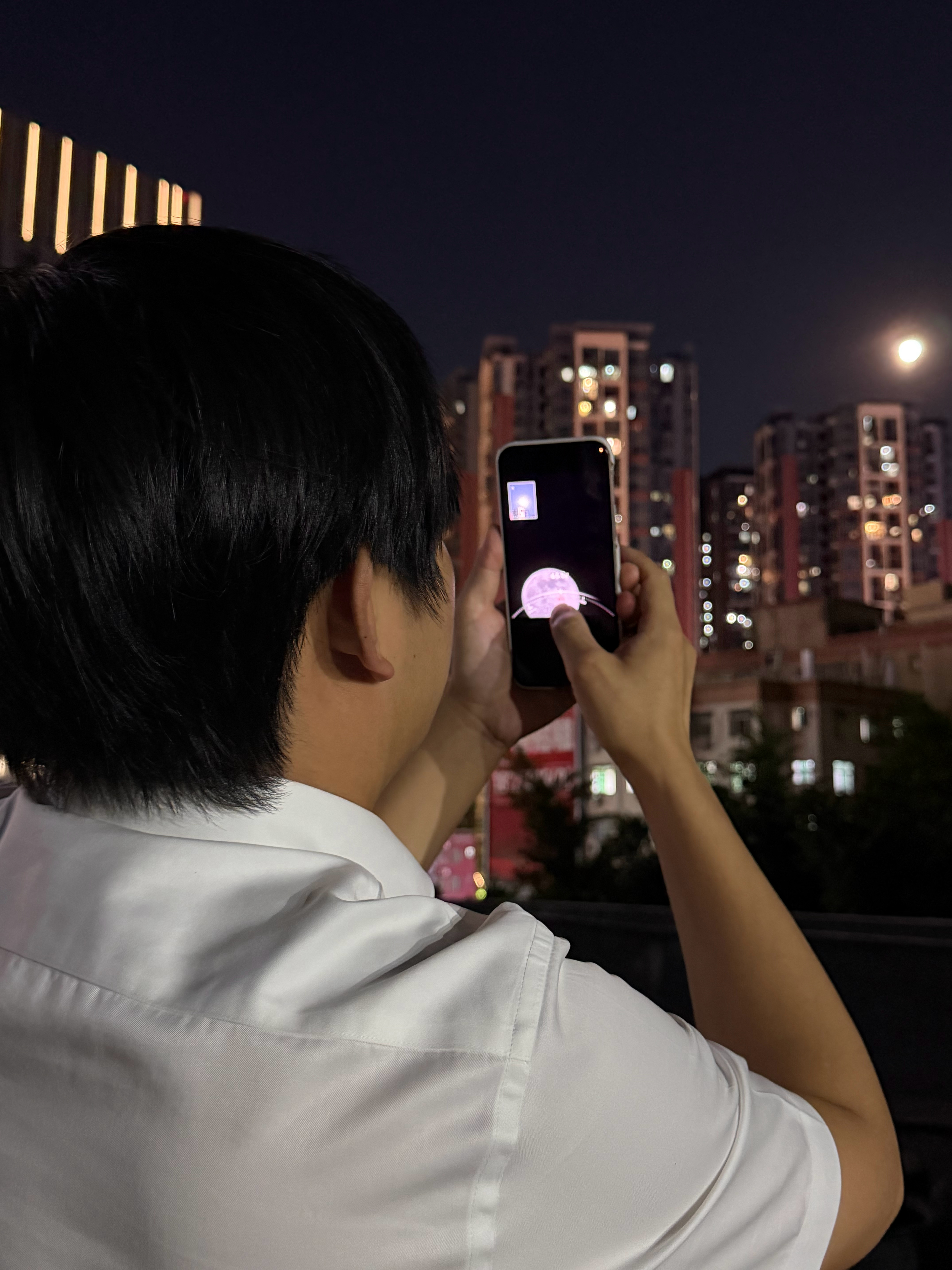 赶快掏出你的手机拍月亮，因为今晚的月亮是最大的，堪称2025最大月亮，图1图2是