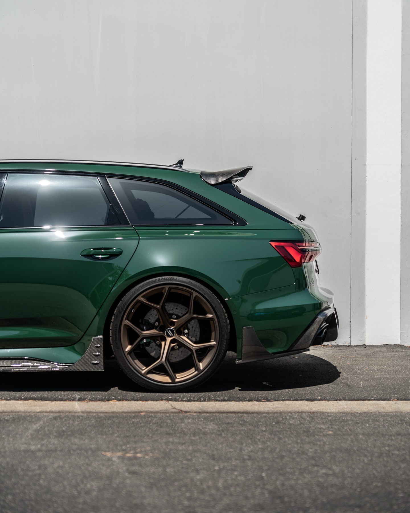 Audi RS6 改装英国赛车绿，并搭配青铜色粉末涂层的低趴轮毂。还安装了全套碳