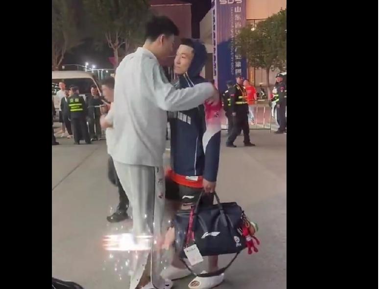 CBA最新消息：据《东方体育日报》记者薛思佳晒出张镇麟和高诗岩赛后拥抱致意的视频