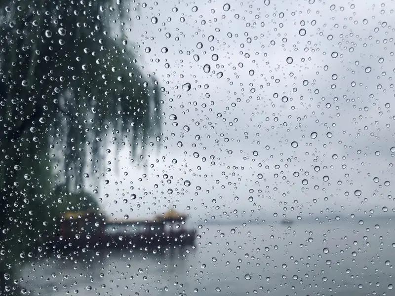 上联：云飘三山五岳；诚邀下联雨落五湖四海