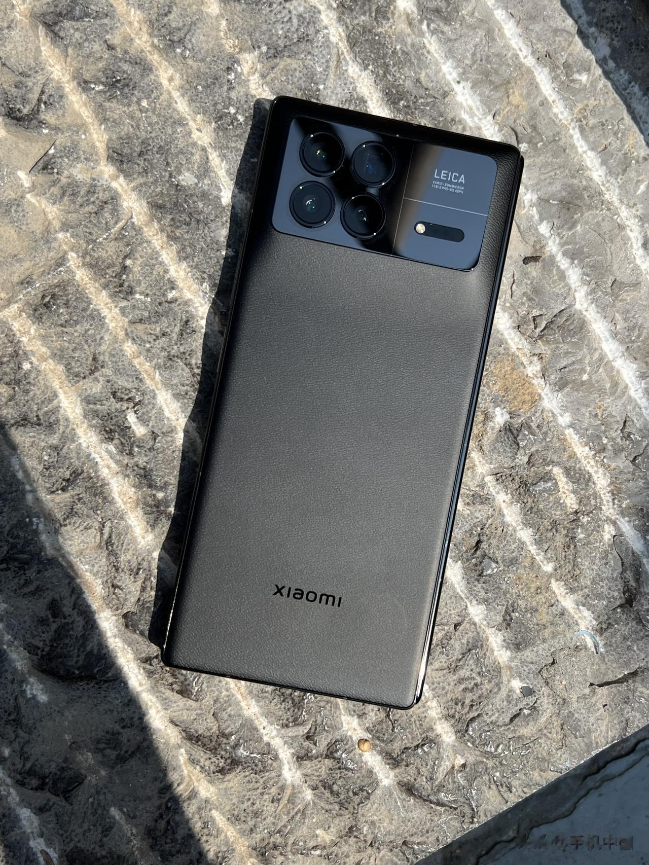 小米MIX Fold 3到手[看]

从手感上讲，龙鳞纤维的有些滑，我更喜欢这款