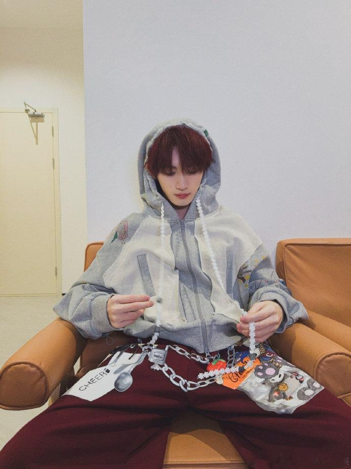 丁程鑫躲在门后吓到0个人丁程鑫躲在门后吓人 丁程鑫躲在门后吓到0个人，太可爱咯 