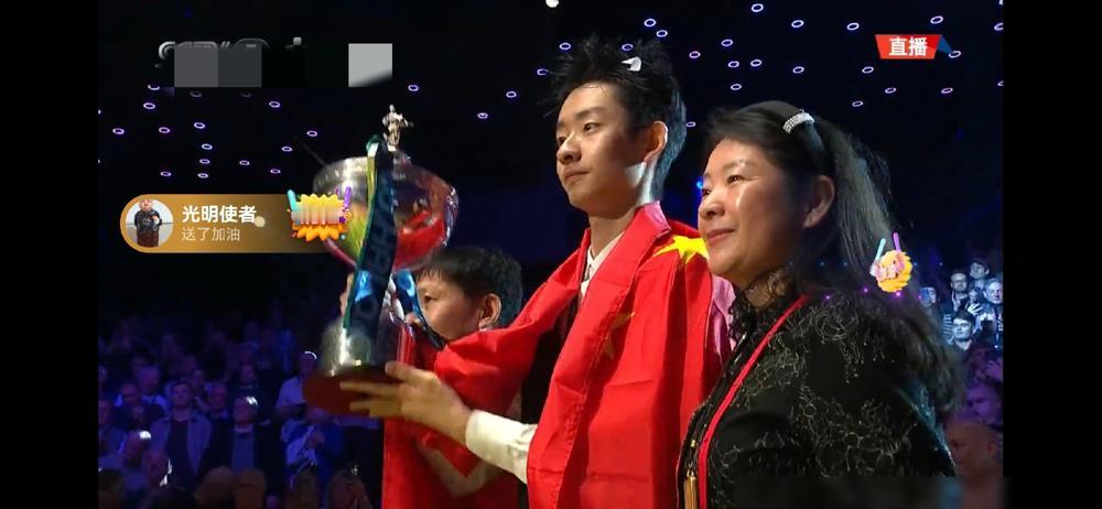 到手460万，吴宜泽第一件事，是把他爸在美国刷盘子欠下的债还了。
你可能不知道