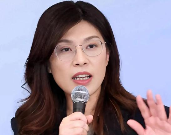 最新民调，郑丽文支持率4% ，其想要在2028年赢得大选，几乎没有可能了，她来了