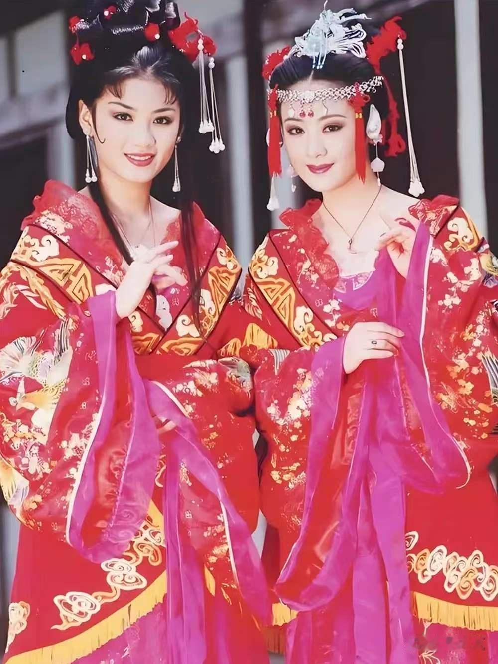 李玉湖与杜冰雁的婚服，头饰在制式上一模一样，乘坐的花轿也一样。同样的红金配色，同