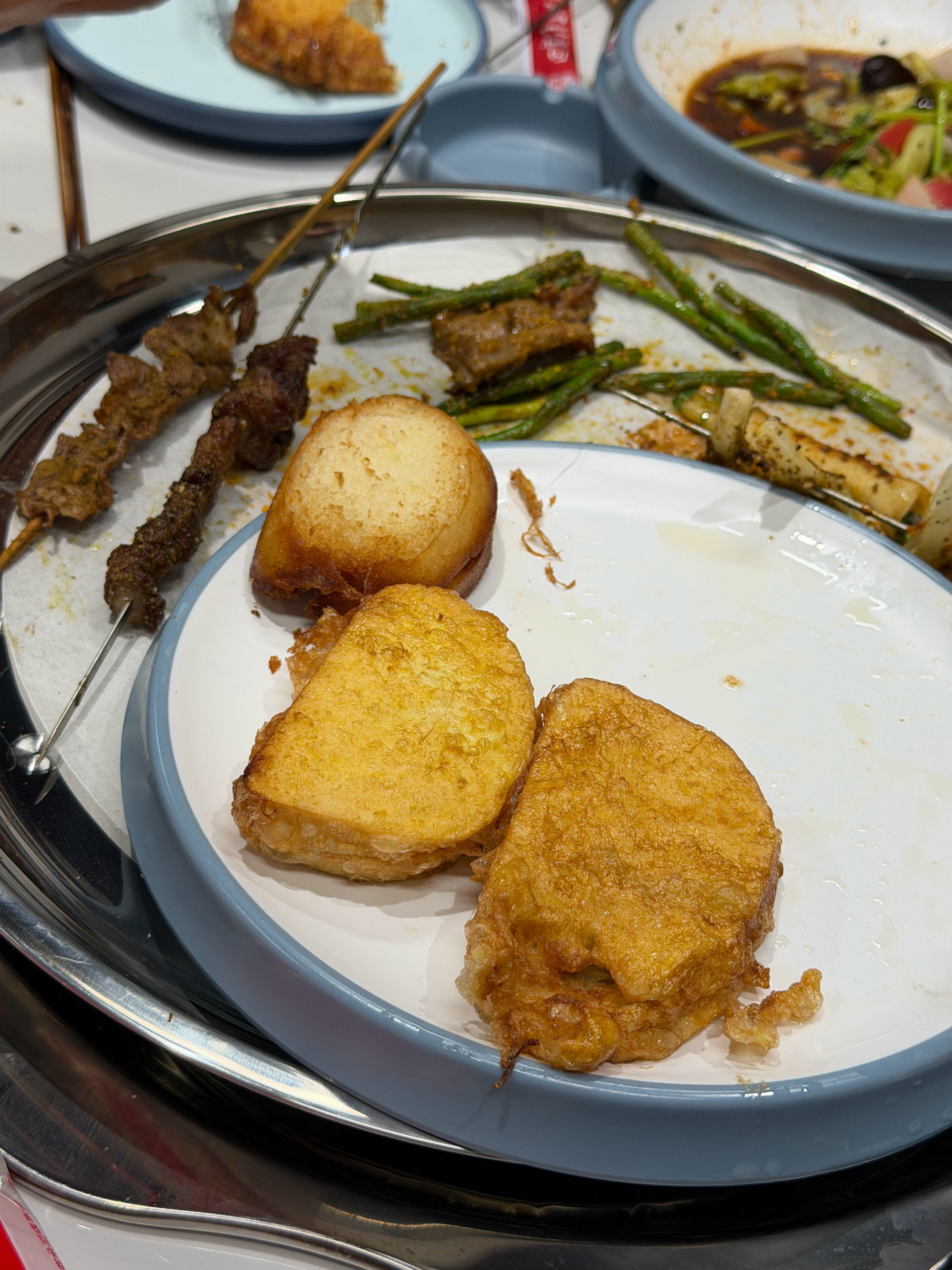 我是真的服了，晚上吃饭我点了个干煸土豆片，服务员给我上了一盘臭豆腐炸馒头片。我当