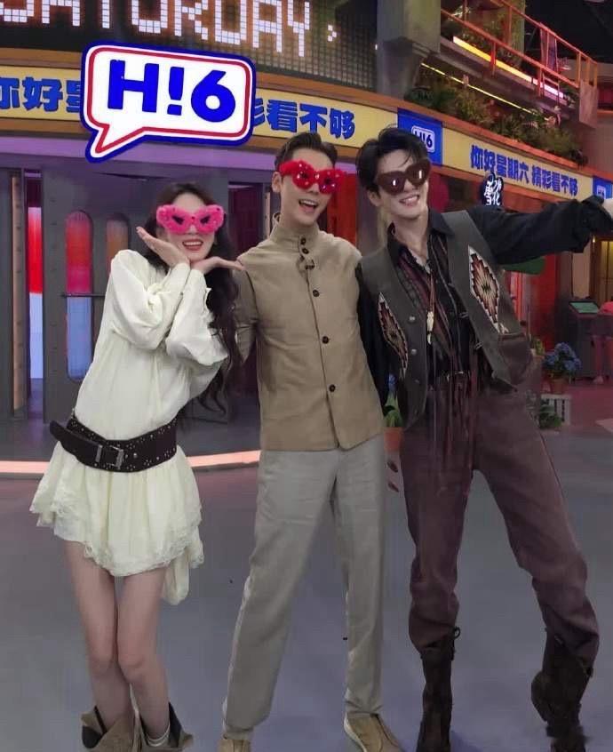 曾舜晞陈瑶比鞋子大小胜负欲曾舜晞陈瑶突然比上鞋子大小了点开之前没想到会这么好笑，