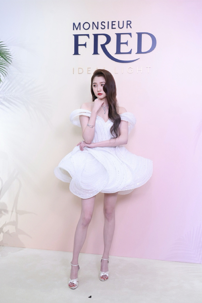 #关晓彤白色波浪裙# 关晓彤今日活动生图，又漂亮了  太美了吧 ​​​
