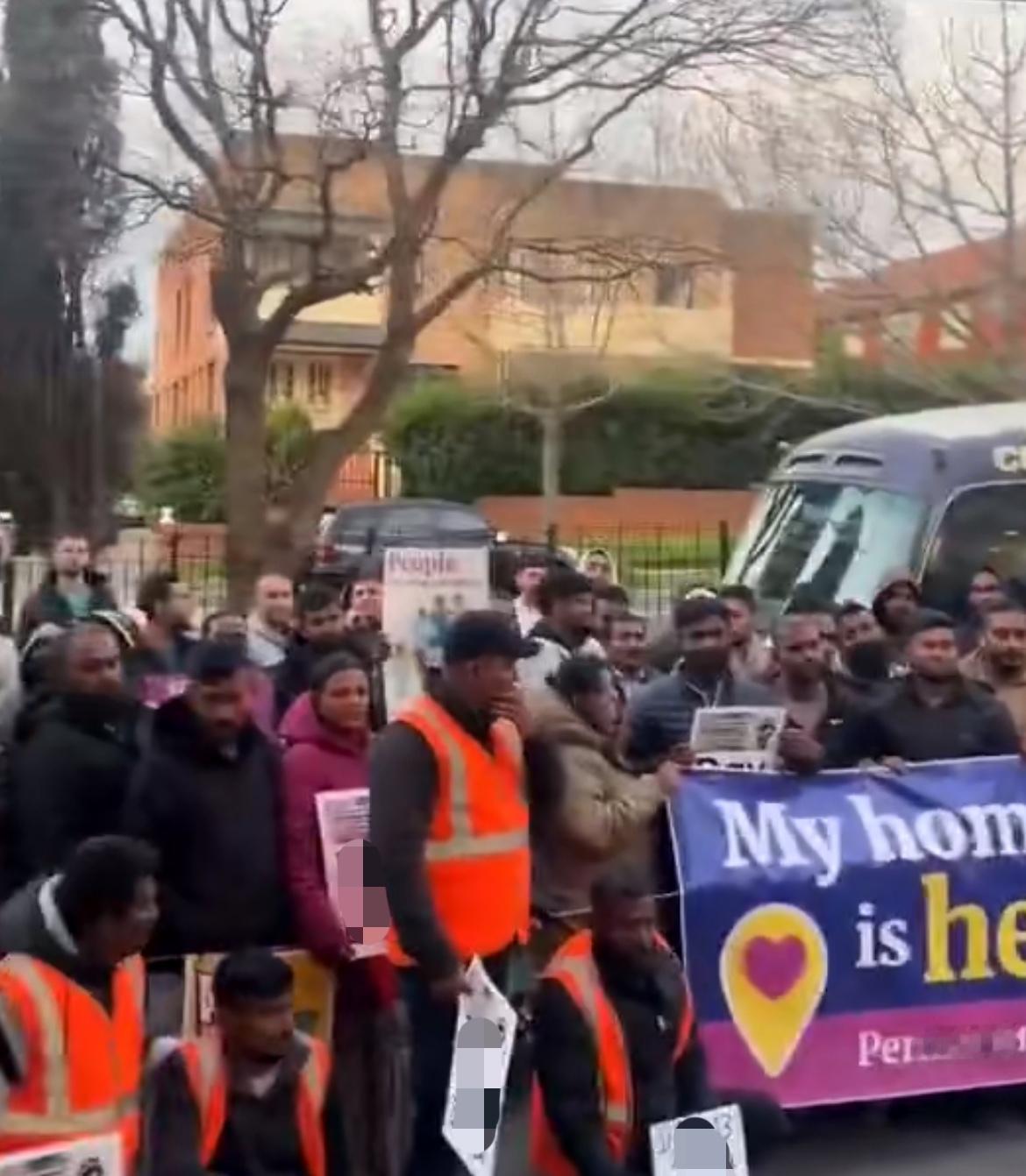 澳大利亚，大批印度留学生抗议游行，举着“我家就在这里”的横幅拒绝返乡，要求澳大利