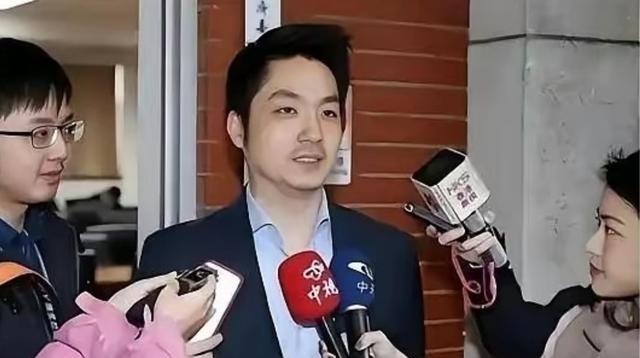 “你连中国人都不认，凭啥张罗把两蒋灵柩迁回大陆？” 记者一句话，蒋万安当场愣住。