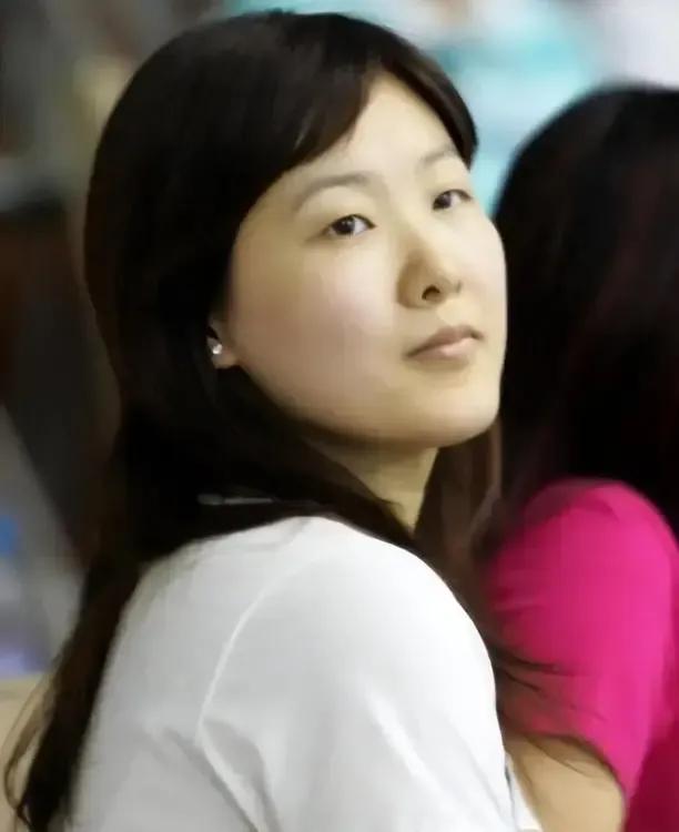 不知道如今的她会不会羡慕她呢？

同样都为世界冠军，同样嫁入富贵之家，同样生了三