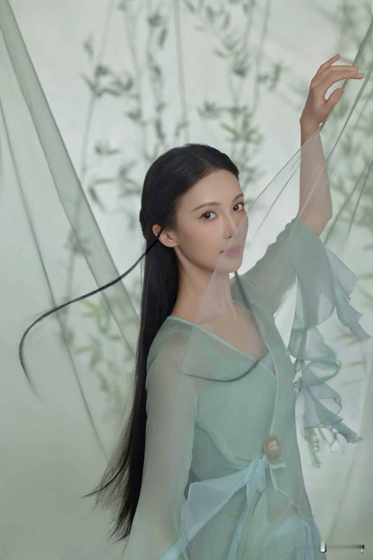 金晨参加《天赐的声音》，一曲国风《半壶纱》配上金晨曼妙的舞姿，简直看得人如痴如醉