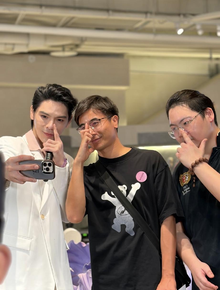 6月28日，向佐和弟弟向佑一起现身杭州恒隆广场，向佑戴耳钉佛串，像个小孩似的，不