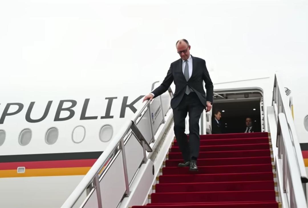 德国总理默茨抵达北京