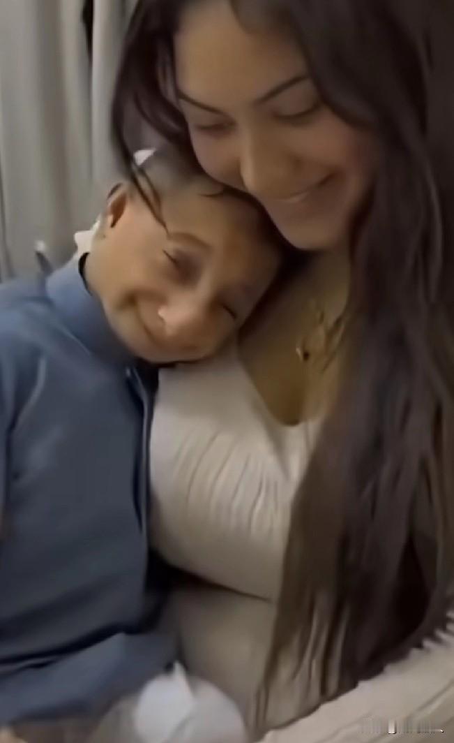 笑掉了大牙，震碎了三观。
身高六十厘的中东富豪遇到了真爱，一位身高两米的平民女子