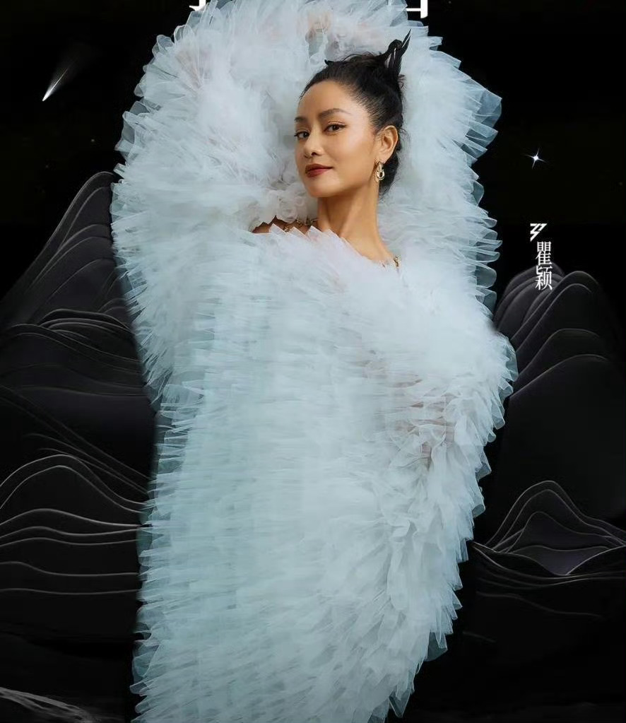 瞿颖胡兵百年修得同船渡别人走红毯比美，瞿颖胡兵比谁活得久😂55+55=110，