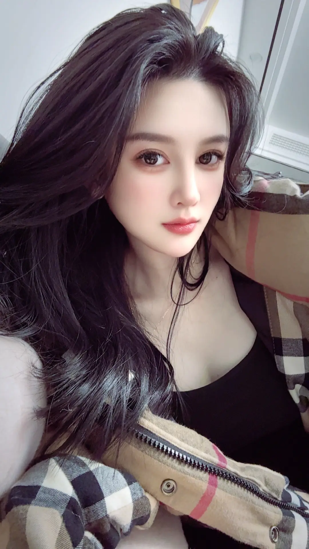 她有一种奇怪的饱经世故的天真