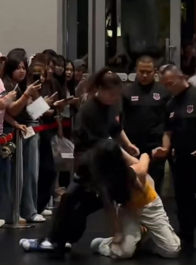 被殴打中国粉丝已在当地警局录口供看到新闻里说那位在泰国GMMTV活动现场被殴打的