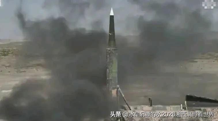 分享一张官网公布的火箭军杀手锏之一“东风-26”中远程弹道导弹起竖准备发射的精彩